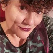 Laureata in lingue( francese, inglese e spagnolo)